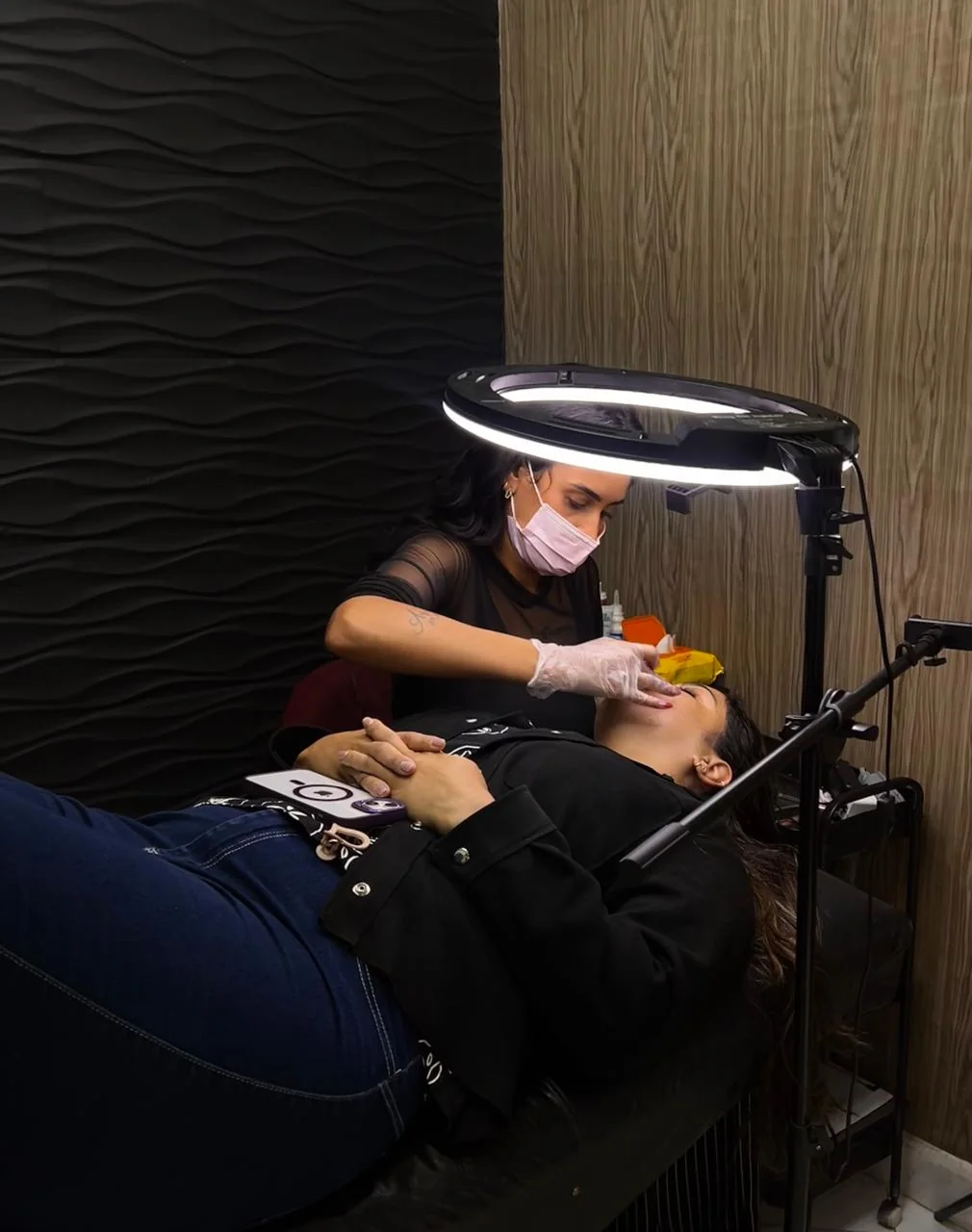 Thayane realizando um atendimento no estúdio